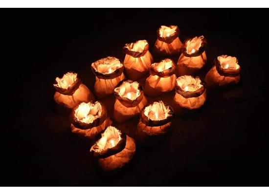 اضاءة ٣٠ الف شمعة بالسلط نصرة للملك و القدس 