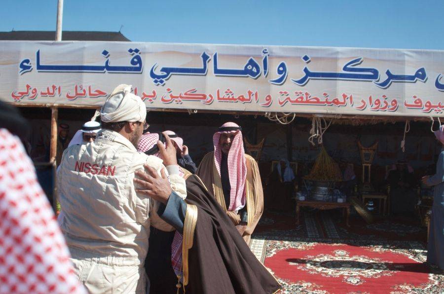الأهالي يحتفون برالي حائل على طريقتهم الخاصة