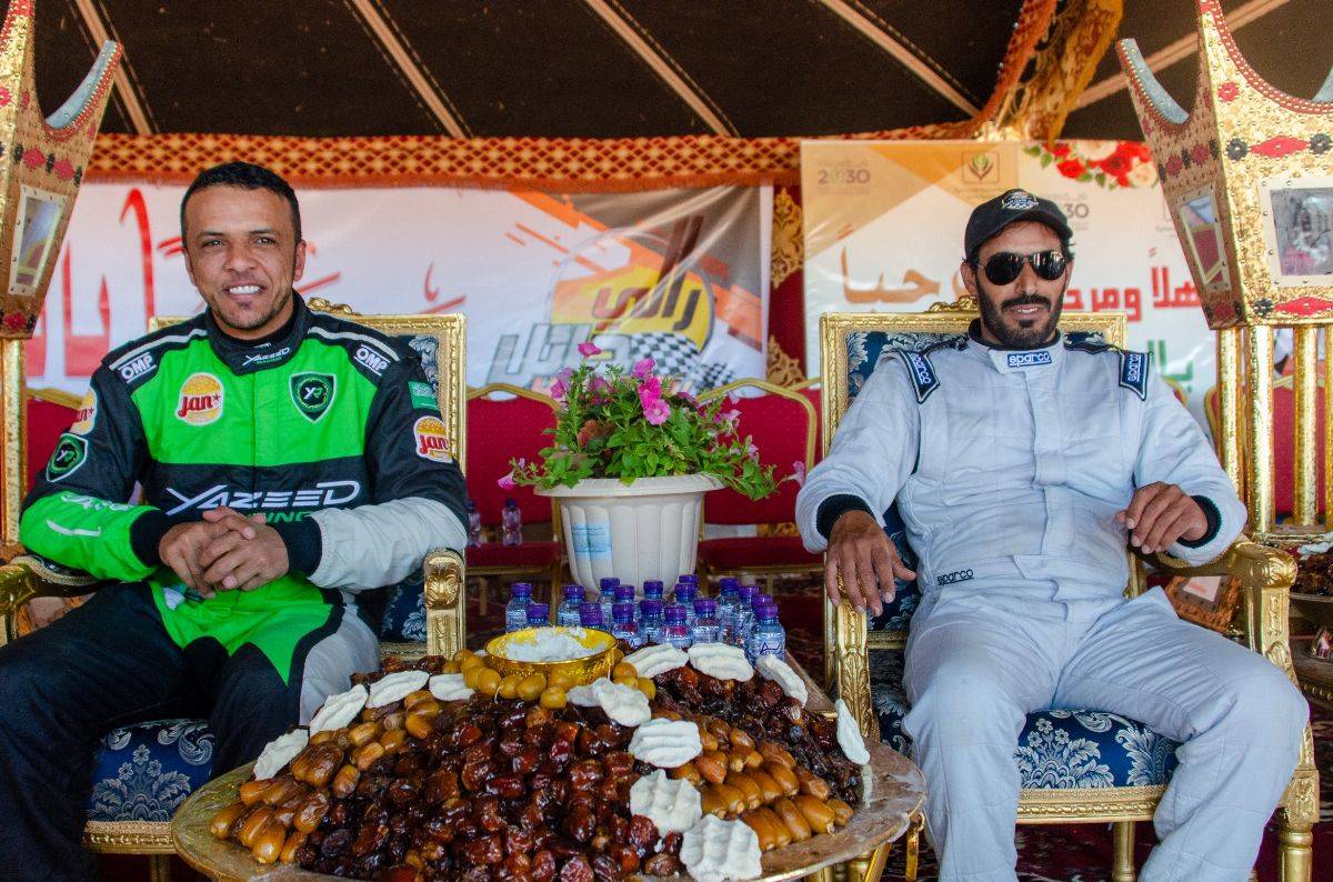 الأهالي يحتفون برالي حائل على طريقتهم الخاصة