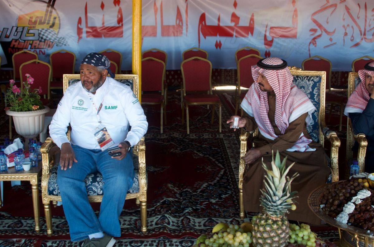الأهالي يحتفون برالي حائل على طريقتهم الخاصة