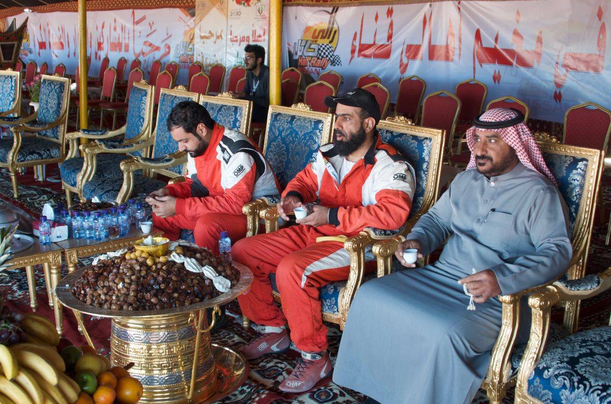 الأهالي يحتفون برالي حائل على طريقتهم الخاصة