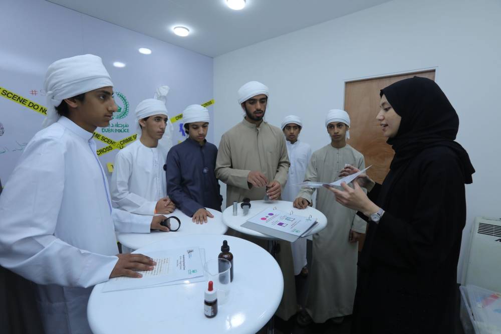 طلبة المدارس يسعون لحل ألغاز الجرائم ضمن مبادرة شرطة دبي