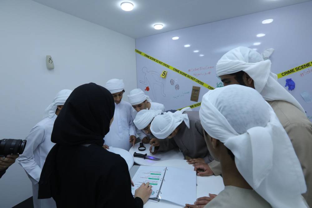 طلبة المدارس يسعون لحل ألغاز الجرائم ضمن مبادرة شرطة دبي