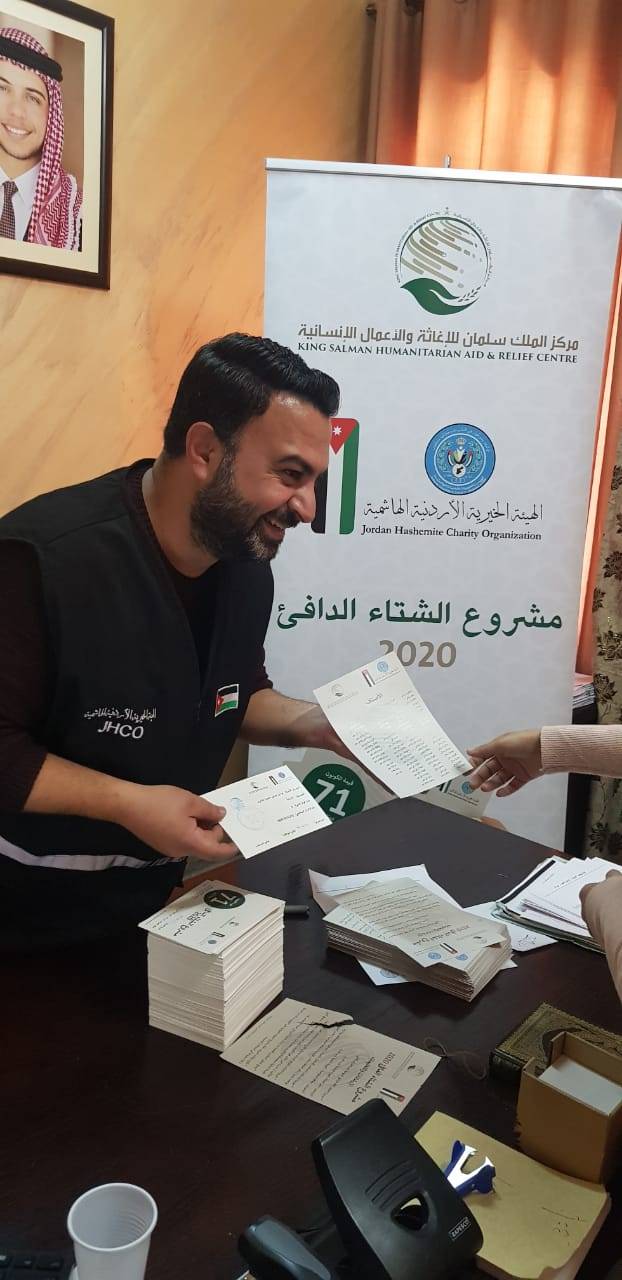 مركز الملك سلمان للإغاثة ينفذ مشروع الشتاء الدافئ في الاردن
