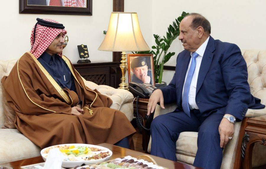وزير الداخلية سلامة حماد يلتقي السفير القطري في عمان