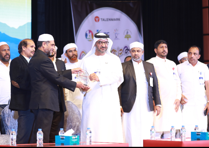 خالد الظنحاني الشخصية المكرمة في المهرجان الدولي للمواهب الهندية