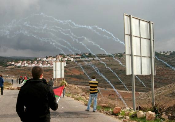 قوات الاحتلال الصهيوني تغلق البوابة الحديدية على مدخل قرية النبي صالح