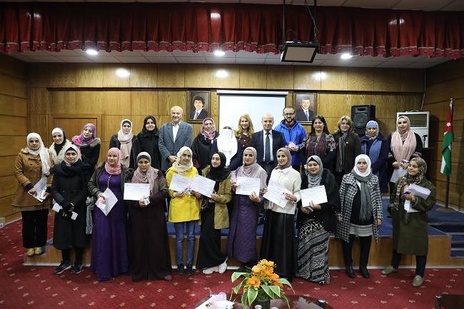 رئيس جامعة الإسراء يفتتح ورشة عمل تدريبية في صناعة الصابون بالطريقة الباردة