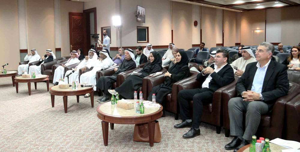 واقع النقد الأدبي في الإمارات  في ندوة الثقافة والعلوم في دبي   