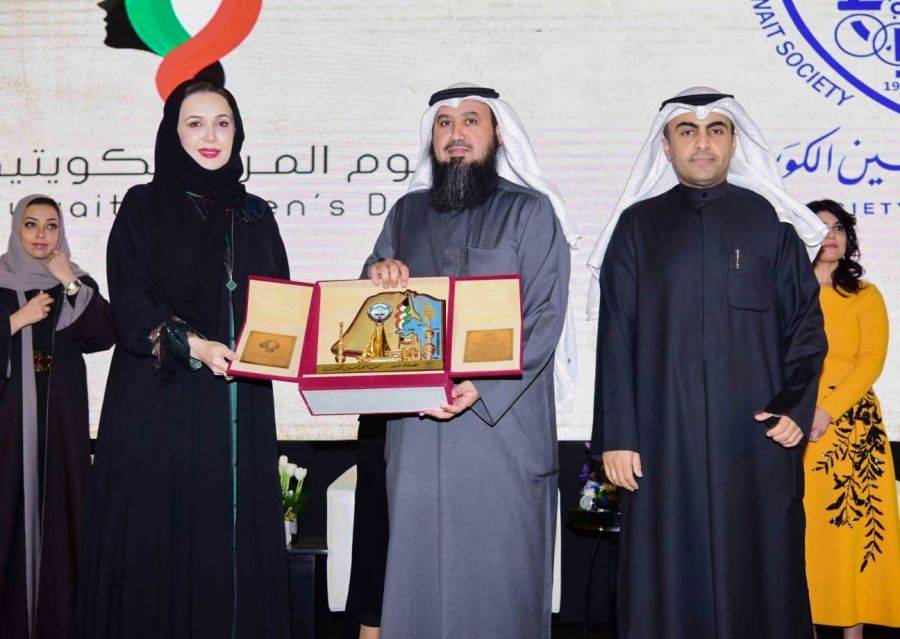 جمعیة المھندسین الكویتیة تكرم عمیدة شؤون الطلبة بجامعة عجمان