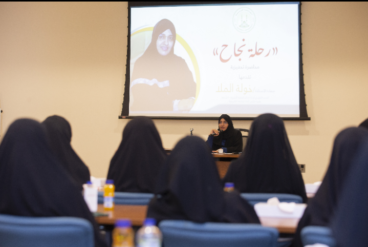 خلال محاضرة بالجامعة القاسمية .. خولة الملا تستعرض محطات في حياتها 