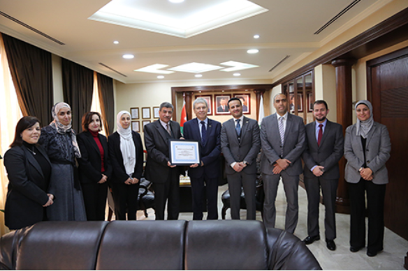 كلية الصيدلة بجامعة الزيتونة تحصل على شهادة الاعتماد الامريكي الدولي للتعليم الصيدلاني