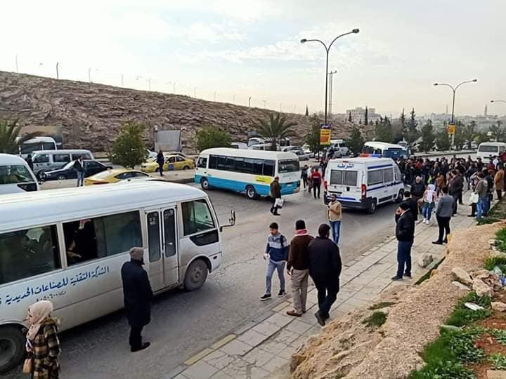 اعتصام لسائقي باصات العمومي بسبب تخفيض العمر الافتراضي للباصات .. فيديو