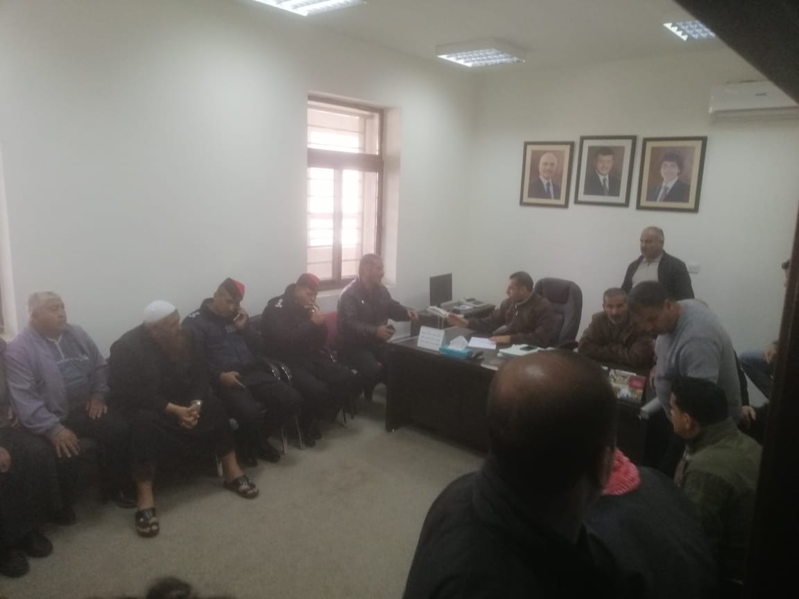 اجتماع لمشغلي باصات العمومي مع هيئة النقل لمحاولة فك الإضراب بالطفيلة .. صور وفيديو