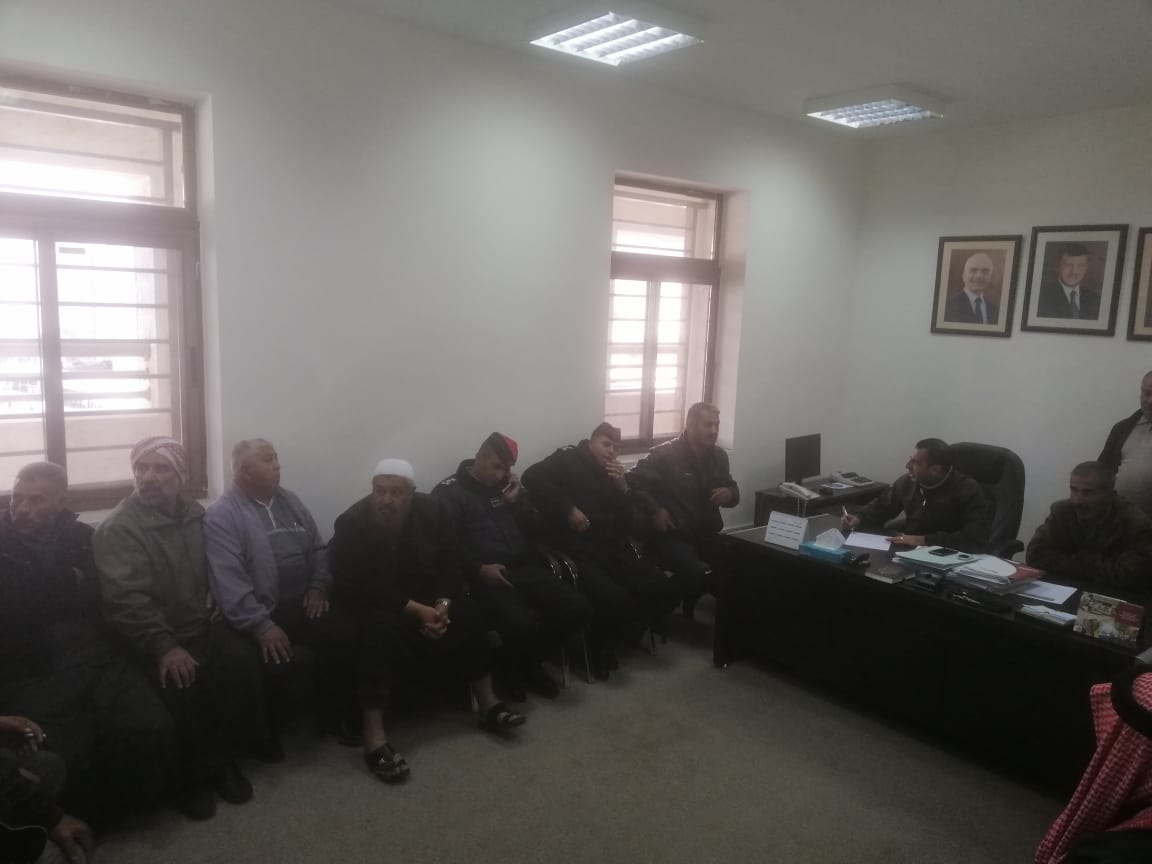 اجتماع لمشغلي باصات العمومي مع هيئة النقل لمحاولة فك الإضراب بالطفيلة .. صور وفيديو