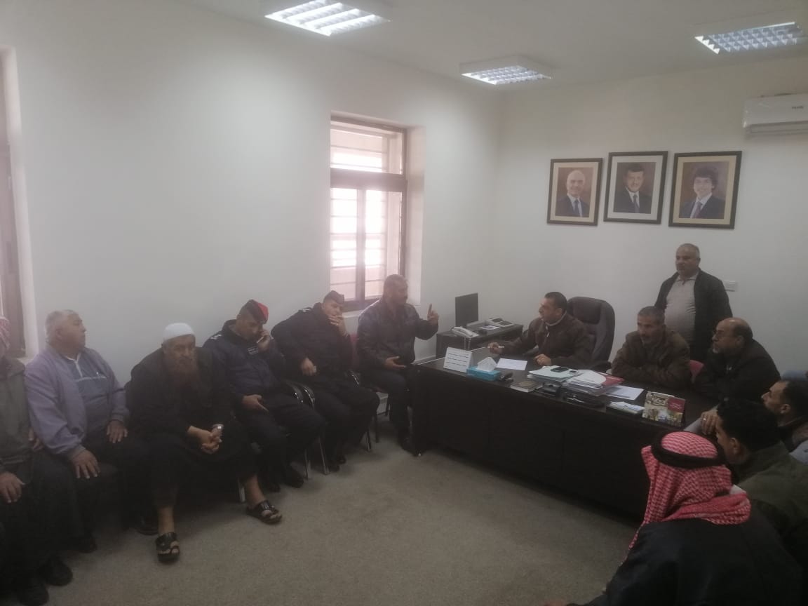 اجتماع لمشغلي باصات العمومي مع هيئة النقل لمحاولة فك الإضراب بالطفيلة .. صور وفيديو