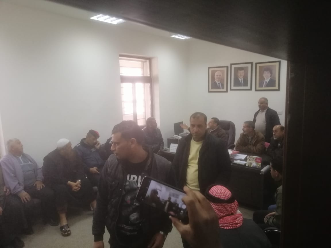 اجتماع لمشغلي باصات العمومي مع هيئة النقل لمحاولة فك الإضراب بالطفيلة .. صور وفيديو