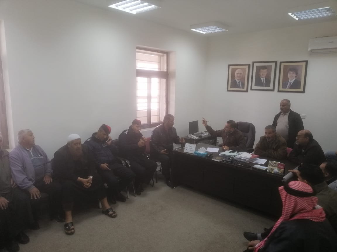 اجتماع لمشغلي باصات العمومي مع هيئة النقل لمحاولة فك الإضراب بالطفيلة .. صور وفيديو