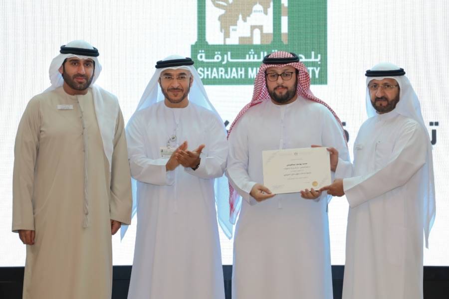 دائرة شؤون الضواحي والقرى تشيد بجهود قسم مركز الاتصال ببلدية الشارقة