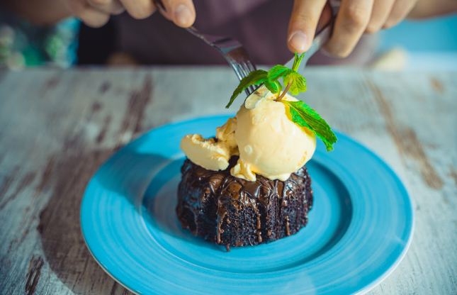 انطلق في رحلة استثنائية من عالم المذاقات خلال مهرجان دبي للمأكولات