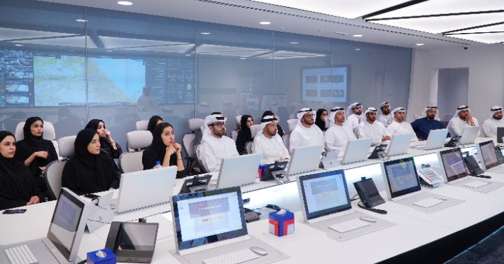 طرق دبي تُطلع وفد برنامج خبراء الإمارات للنقل على آلیة عمل مركز  التحكم الموحّد 