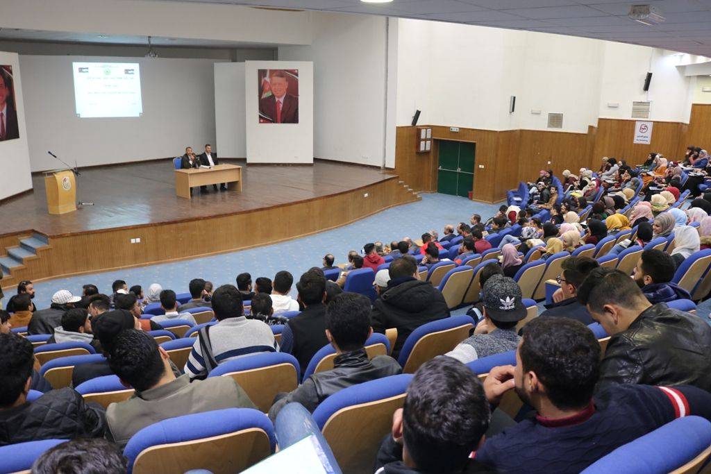 الكابتن مصطفى حسنين يحاضر في جامعة الحسين بن طلال