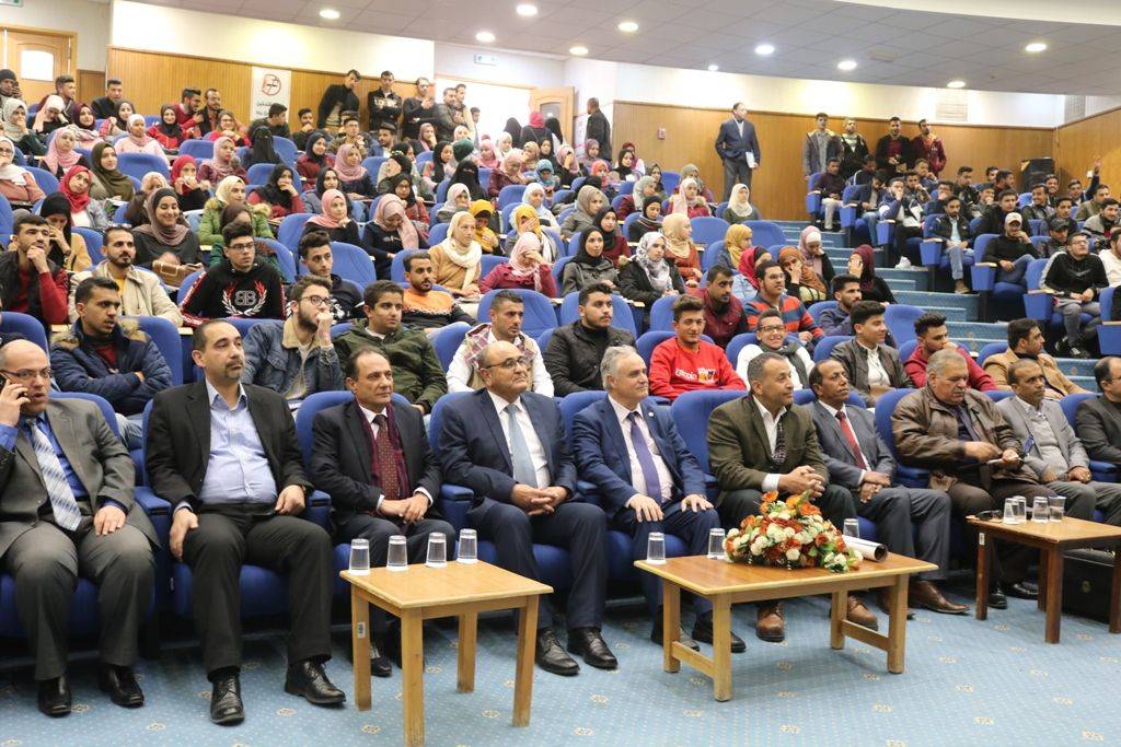 الكابتن مصطفى حسنين يحاضر في جامعة الحسين بن طلال