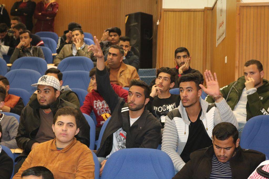 الكابتن مصطفى حسنين يحاضر في جامعة الحسين بن طلال