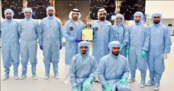 محمد بن راشد يشهد تركيب القطعة الأخيرة من مِسبار الأمل