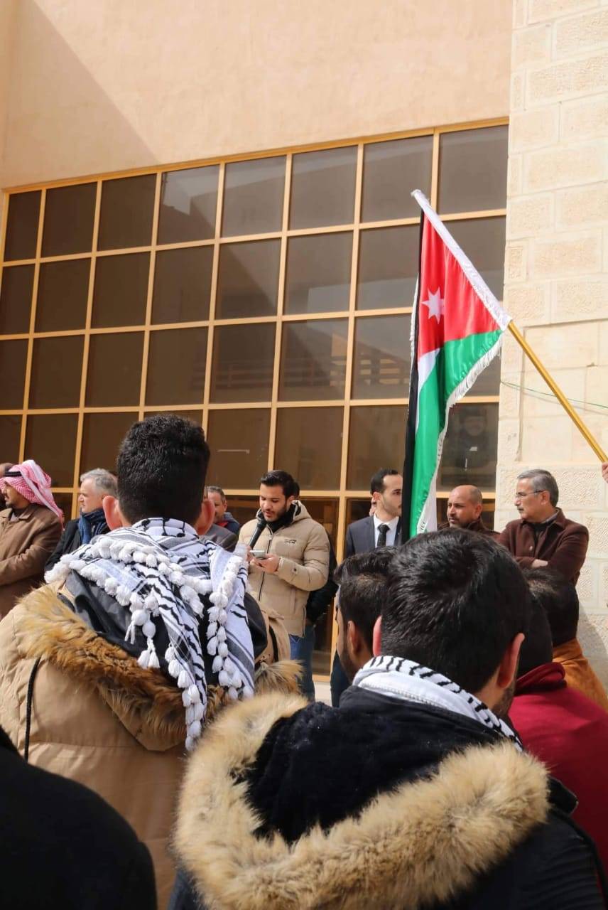 وقفة طلابية في جامعة الحسين بن طلال تنديدا  بصفقة القرن