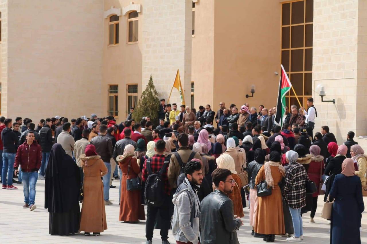 وقفة طلابية في جامعة الحسين بن طلال تنديدا  بصفقة القرن