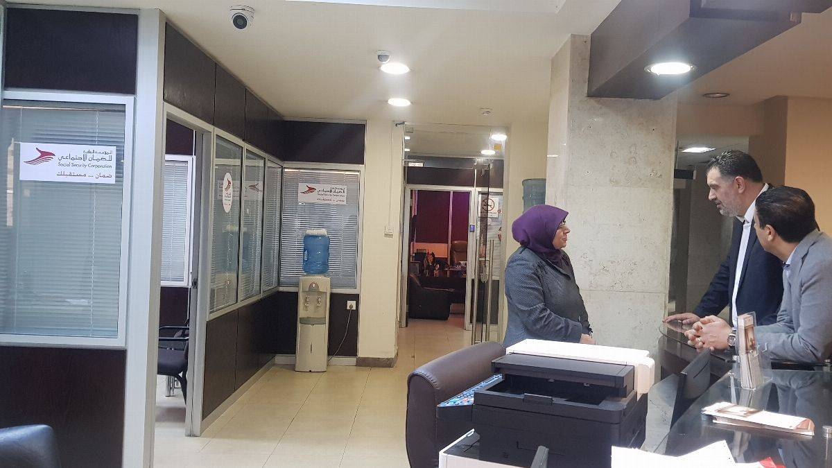 وزير العمل البطاينة يتفقد مكتبي العمل والضمان الاجتماعي بغرفة صناعة عمان 