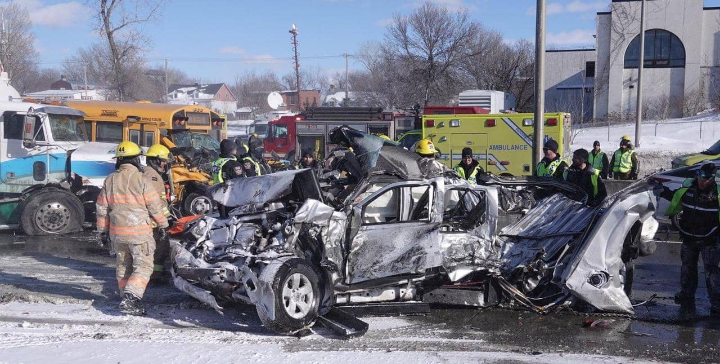 حادث تصادم أكثر من 200 سيارة في مدينة مونتريال الكندية .. صور 