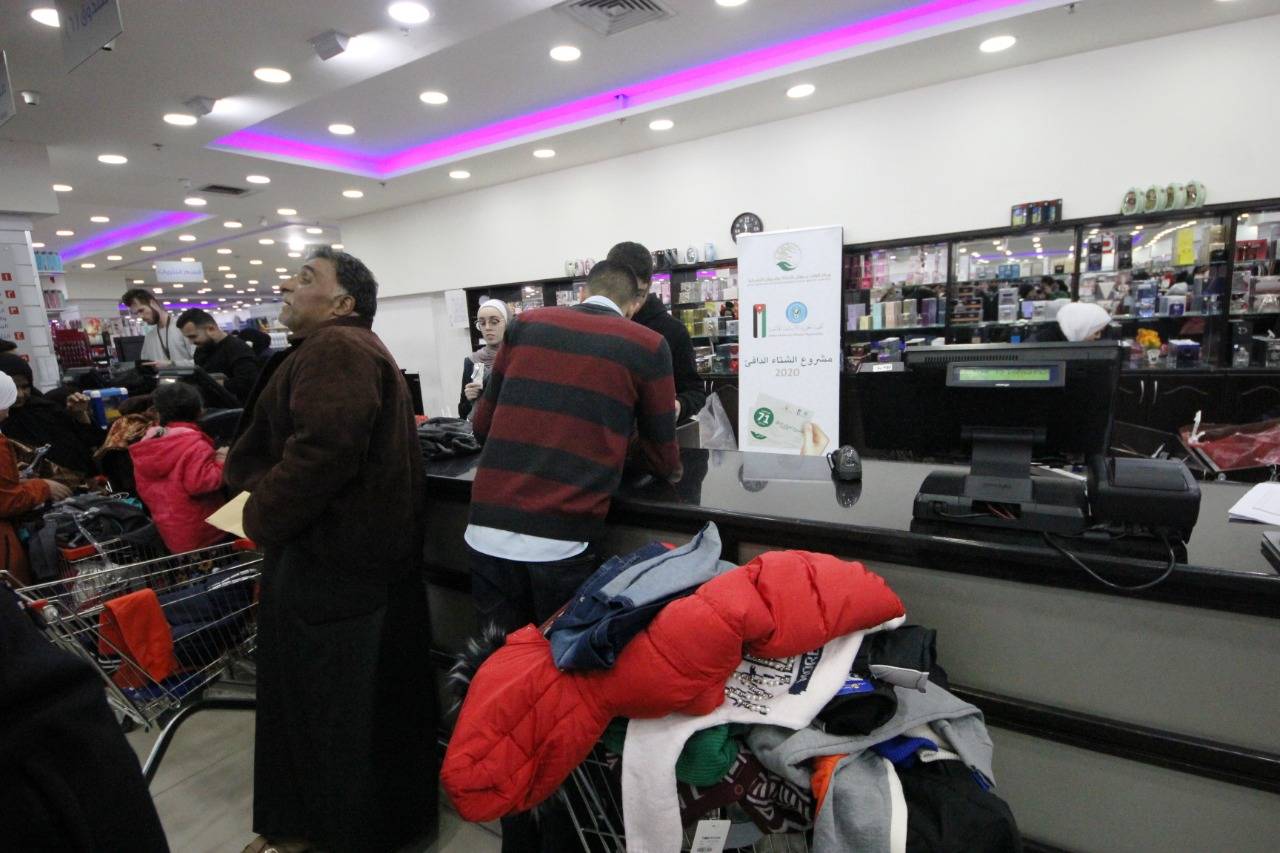 مشروع توزيع الملابس الشتوية (الشتاء الدافىء) على الاسر الاردنية والسورية العفيفة