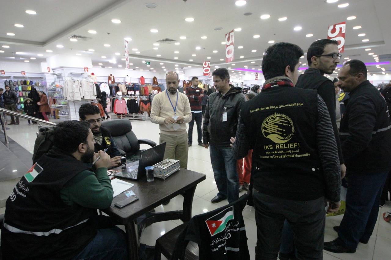 مشروع توزيع الملابس الشتوية (الشتاء الدافىء) على الاسر الاردنية والسورية العفيفة