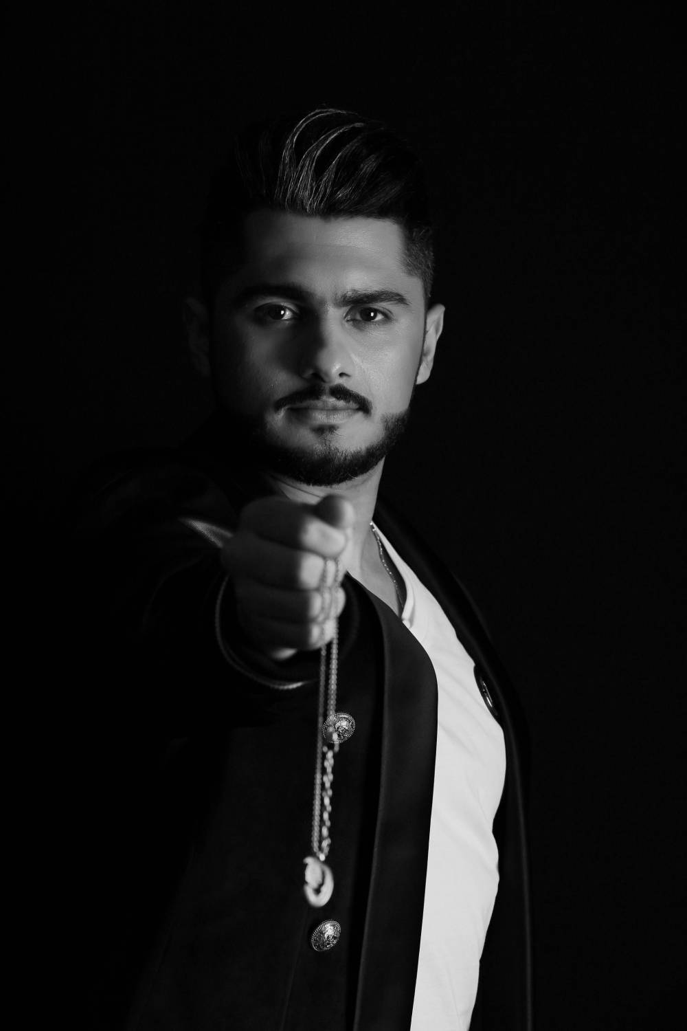 الاماراتي غيث الهايم : برامج المواهب لا تصنع نجوم وحسين الجسمي مثلي الأعلى .. فيديو 