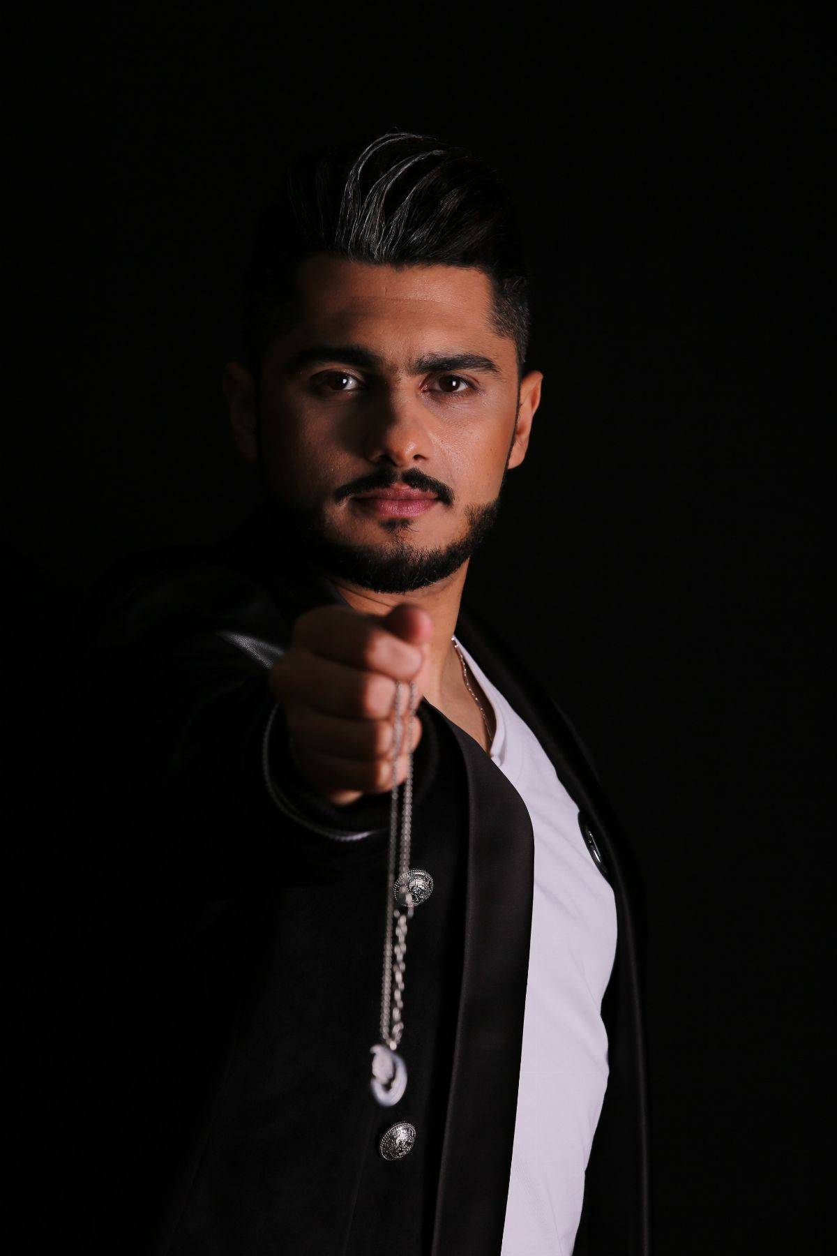 الاماراتي غيث الهايم : برامج المواهب لا تصنع نجوم وحسين الجسمي مثلي الأعلى .. فيديو 