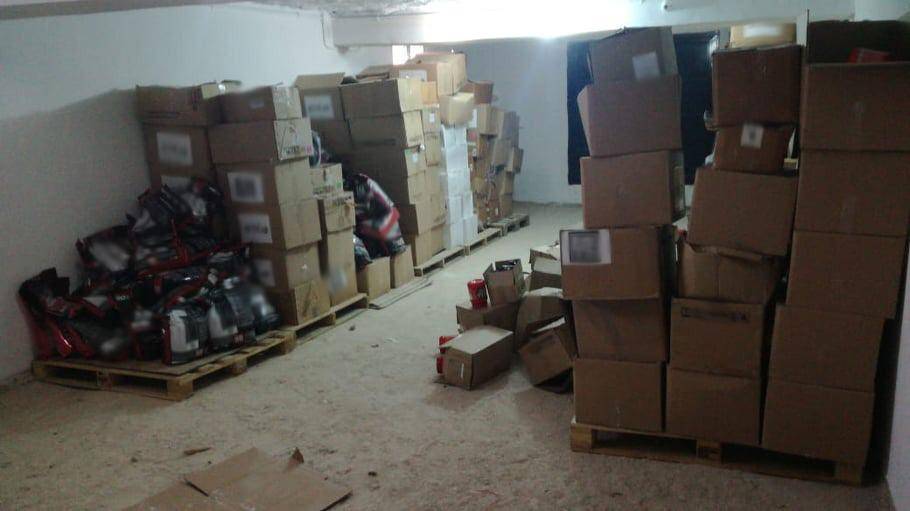 ضبط ٣٥٠ كرتونة تحوي بروتينات ومكملات غذائية منتهية الصلاحية 