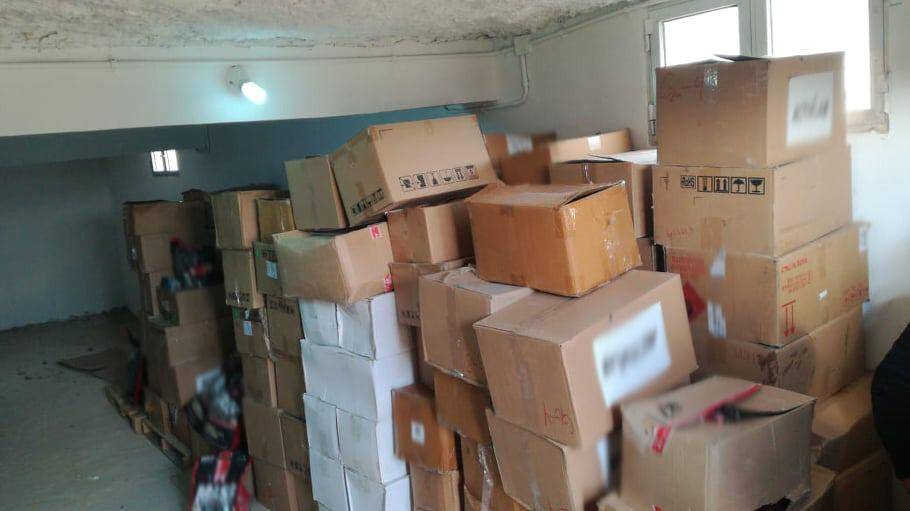 ضبط ٣٥٠ كرتونة تحوي بروتينات ومكملات غذائية منتهية الصلاحية 