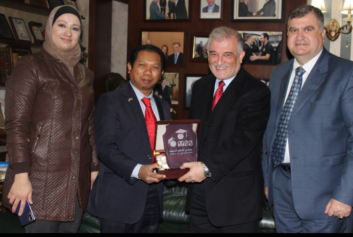 مدير عام مدارس النظم الحديثة  يستضيف الملحق التعليمي في السفارة الماليزية