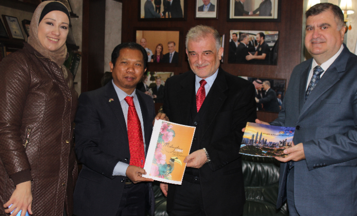 مدير عام مدارس النظم الحديثة  يستضيف الملحق التعليمي في السفارة الماليزية