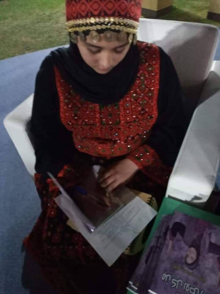 الأردنية رهف عطية تشهر كتابها الثالث من كل روض زهرة بملتقى ابوظبي  الأسري 