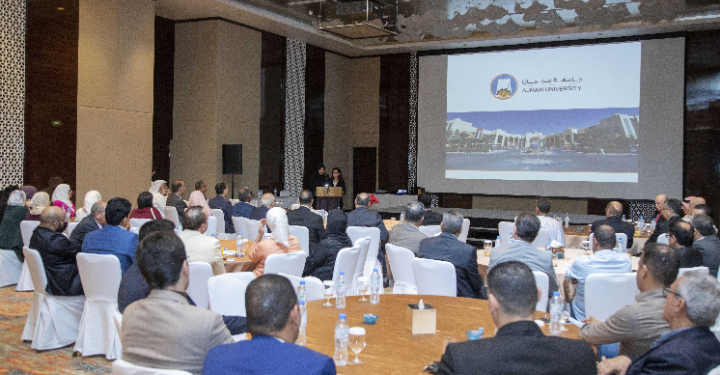 جامعة عجمان تكرم الباحثین المتمیزین