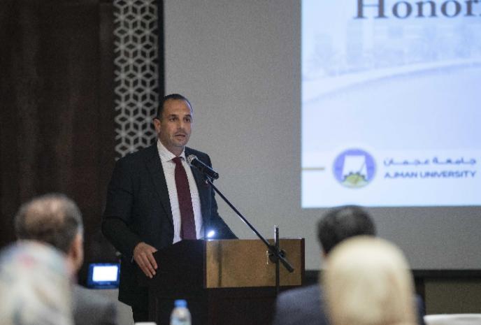 جامعة عجمان تكرم الباحثین المتمیزین