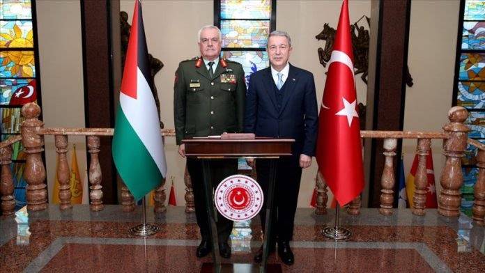 رئيس هيئة الأركان المشتركة اللواء الحنيطي يلتقي وزير الدفاع التركي خلوصي أكار