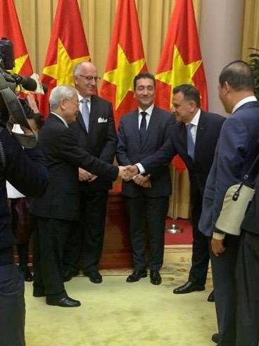 السفير محمود ضيف الله الحمود يقدم اوراق اعتماده للرئيس الفيتنامي