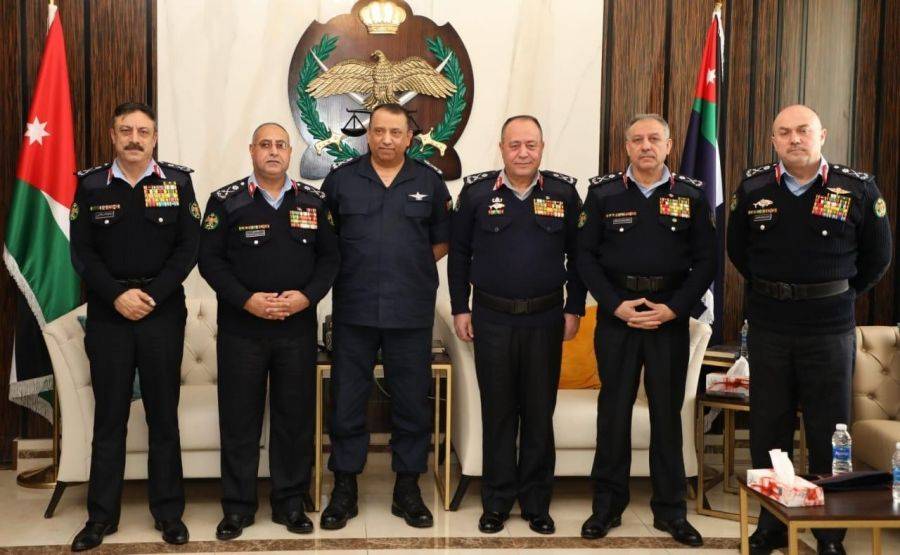 مدير الامن العام اللواء الحواتمة يكرم عددا من الضباط المتقاعدين برتبة لواء