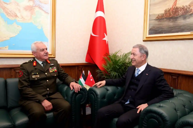 رئيس هيئة الأركان المشتركة اللواء الحنيطي يلتقي وزير الدفاع التركي خلوصي أكار
