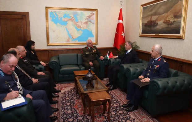 رئيس هيئة الأركان المشتركة اللواء الحنيطي يلتقي وزير الدفاع التركي خلوصي أكار