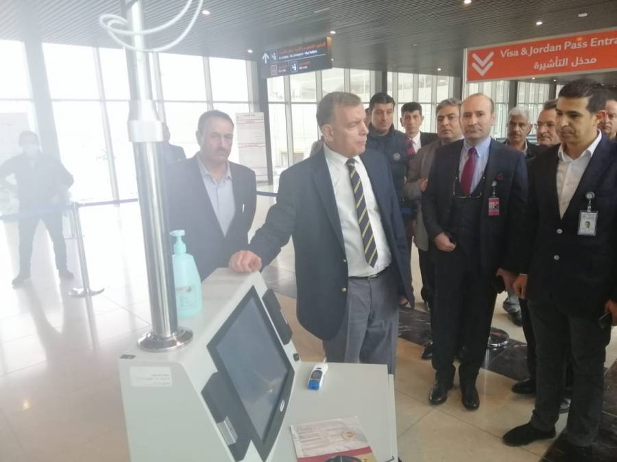 وزير الصحة يتفقد مطار الملكة علياء الدولي للاطلاع على إجراءات منع دخول كورونا